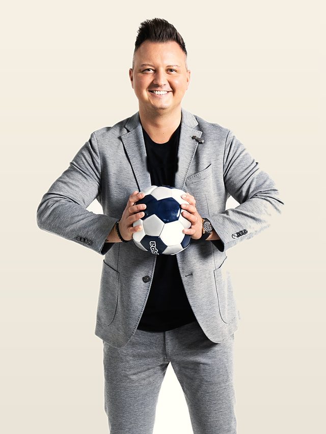 Jürgen Brandt mit einem Fußball
